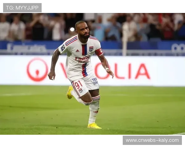 拉卡泽特离队后，里昂锋线重组与青训提拔路径