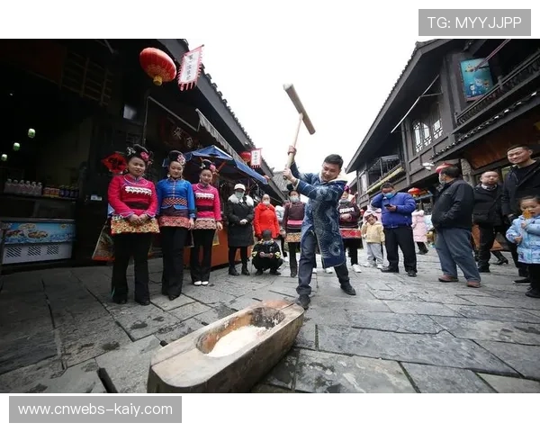 周鑫烨体验打糍粑活动感受贵州过年热闹氛围